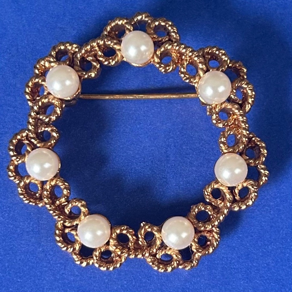 Marvella‎ Vintage Gold Tone Faux Pearl Wreath Brooch Scalloped Circle Pin